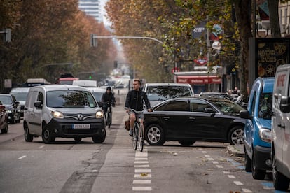 Invasión del carril bici del paseo de las Delicias de Madrid por los coches.