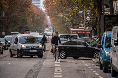 Invasión del carril bici del paseo de las Delicias de Madrid por los coches.