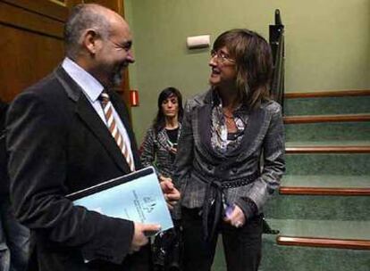El portavoz parlamentario del PSE, José Antonio Pastor, charla con la <i>vicelehendakari,</i> Idoia Zenarruzabeitia, antes del inicio del debate parlamentario de ayer.