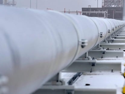 Un trabajador controla unas instalaciones de una estación de gas natural  licuado en Wilhelmshaven, al norte de Alemania.