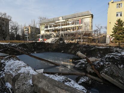 Un cráter de artillería en la fachada de un edificio deportivo dañado en Bajmut, región de Donetsk, el martes.