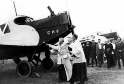 Bendición de los aviones de Cruz Roja.