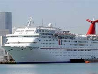 El barco <b></b><i>Fascination,</i> uno de los afectados durante estos días en Miami.