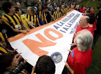 Los jugadores del Rosario, deportistas y políticos muestran una pancarta contra la xenofobia.