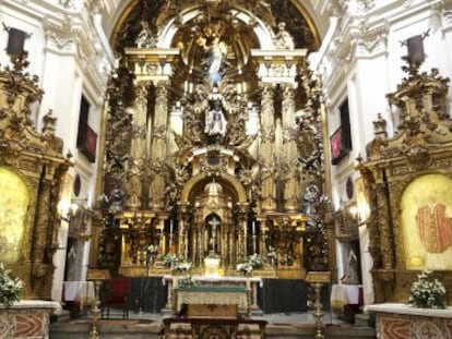  Retablo del templo de las Calatravas con sendos lienzos en las hornacinas que ocupaban las im&aacute;genes.
 