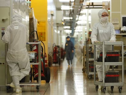 Empleados de  Semiconductor Manufacturing International Corp en 
 una planta de Shanghái. 