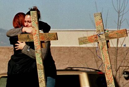 Cruces erigidas a las afueras del instituto Columbine en honor de los estudiantes asesinados el 20 de mayo de 1999.