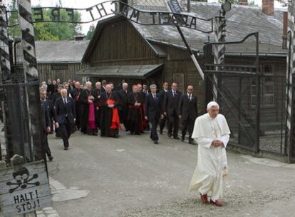 Benedicto XVI cruza la puerta de Auschwitz, el 28 de mayo de 2006, durante su visita al antiguo campo de exterminio nazi.