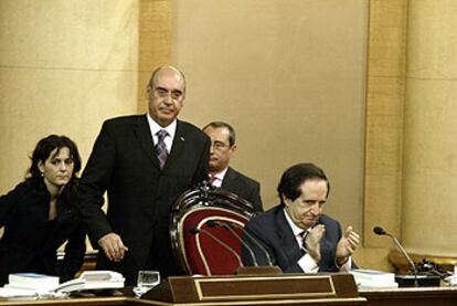 Juan José Lucas, hasta ayer presidente del Senado, aplaude a su sucesor, Javier Rojo, detrás de él.