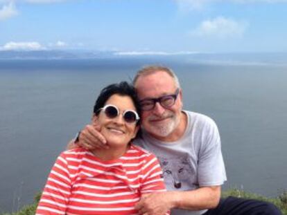 Fernando Savater y su mujer Sara Torres, fallecida el pasado marzo, en Finisterre en junio de 2014.