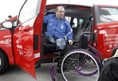 Un discapacitado prueba uno de los vehiculos de Ford que hoy se han presentado dentro del Plan Adapta.