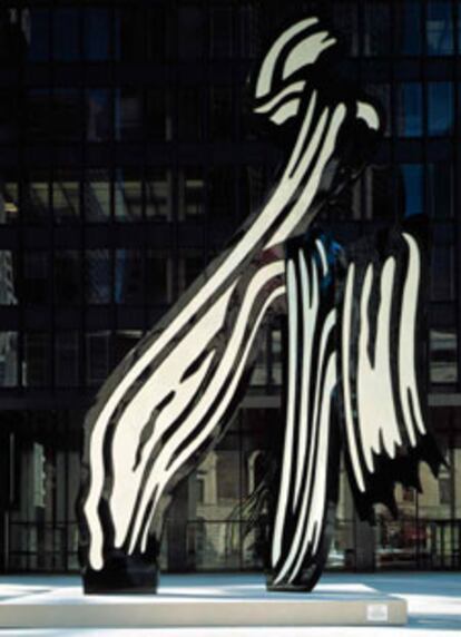 Instalación de la escultura <i>Brushstroke</i> (1996), de Roy Lichtenstein, en Nueva York.