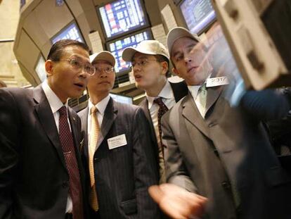 Un grupo de directivos de una compañía inmobiliaria china sigue la sesión en Wall Street.