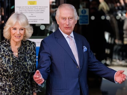 Carlos III y la reina consorte Camilla visitan este martes el Macmillan Cancer Centre, en Londres.