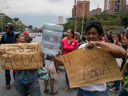 Moradores protestam em Caracas contra a escassez de água.