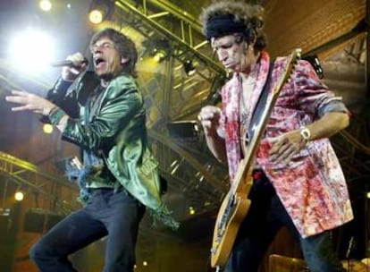 Mick Jagger y Keith Richards, durante la actuación de los Rolling Stones en Madrid en 2003.