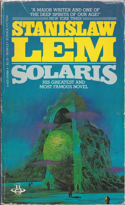 "Giese era un hombre frío, pero al fin y al cabo en el estudio de Solaris, la emoción es un obstáculo para el explorador. La imaginación y la teorización prematura son desventajas positivas en un planeta donde —como había quedado claro— todo es posible".

Cuando André Tarkovski tuvo que resumir en una frase su concepción cinematográfica optó por esta: Esculpir en el tiempo. Precisamente Stanislaw Lem, al quien el cineasta ruso adaptó este título, trabajaba con el escoplo en un tipo muy concreto de tiempo: el tiempo subjetivo.

Solaris es el planeta vivo. Que susurra con su propia voz entre la estática captada por un aparato de radio. Que puede recrear los temores de la mente en realidades. Un océano esférico sin tierras inexplicable e inabarcable por la mente humana.

Habitar Solaris sería enfrentarse a una atmósfera irrespirable, a un cielo con dos estrellas, a un mar que es más líquido amniótico que agua, a estructuras aparentemente orgánicas de vida efímera que surgen de las aguas y a la posibilidad de que todos los recuerdos reprimidos, las cicatrices del pasado, se manifiesten al colono como algo palpable.

Solaris no es malvado o benévelo. Es reflejo perfecto de lo que llevamos dentro.