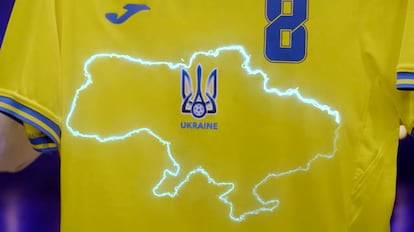 El mapa en la camiseta de la selección de Ucrania comprende sus fronteras internacionalmente reconocidas, con la península de Crimea y Donetsk y Luganks, donde los separatistas prorrusos combaten con el apoyo del Kremlin. 