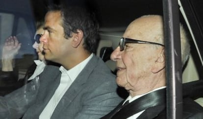 El magnate de la prensa Rupert Murdoch a la salida de su domicilio en Londres