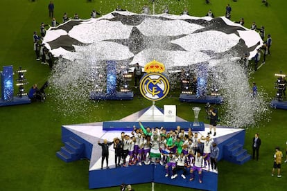 Los jugadores del Real Madrid tras recibir la Copa de Europa en el estadio de Cardiff.