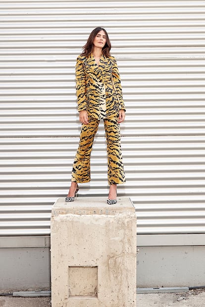Anna Allen con traje de ESSENTIEL ANTWERP y zapatos de KURT GEIGER, a la venta en EL CORTE INGLÉS.