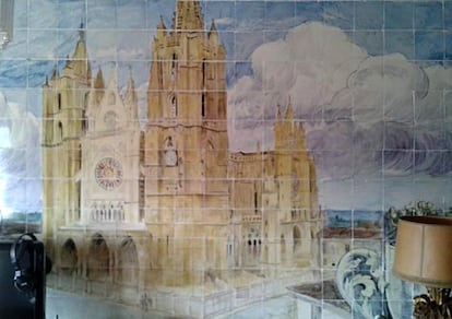 Mosaico de Daniel Zuloaga, de 1910, que representa la catedral de la ciudad y estaba en una de las paredes de una pescadería de León. El local cerró en los años sesenta y se ignoraba su paradero. Hace unas semanas apareció en una página de subastas de Internet, con un precio de salida de 75.000 euros, pero nadie pujó por la pieza. Ninguna institución se ha interesado por el mural.
