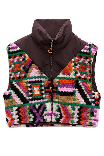 Este chaleco de Zara mezcla materiales y puede hacer las veces de bufanda bajo el abrigo.