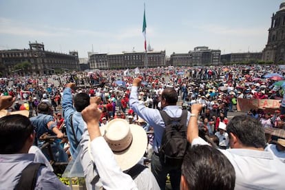 La marcha del Día del Trabajo a su llegado a el Zócalo, este miércoles