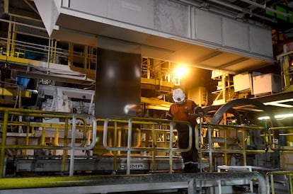 Un empleado de ArcelorMittal trabajando en una planta en Francia, el 11 de febrero.