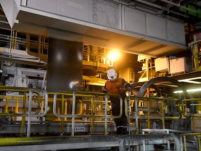 Un empleado de ArcelorMittal trabajando en una planta en Francia, el 11 de febrero.