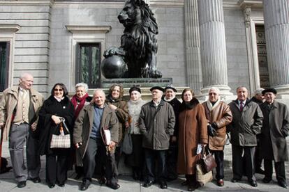 Algunos de los <i>niños de la guerra,</i> con miembros de la Asociación Guerra y Exilio en la puerta del Congreso de los Diputados.