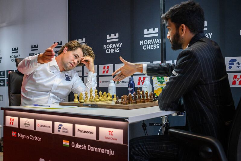 Carlsen y Gukesh se saludan este viernes en Oslo para empezar la última partida del Norway Chess