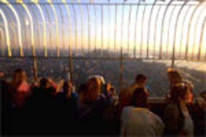 Desde el mirador del Empire State Building, que abre a diario desde las 9.30 hasta medianoche, los turistas contemplan el perfil arquitectónico del Downtown, la zona sur de Manhattan, sin las Torres Gemelas.