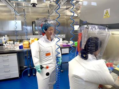 Dos investigadoras trabajan en el Instituto de Virología de Wuhan, en una imagen tomada en 2017.