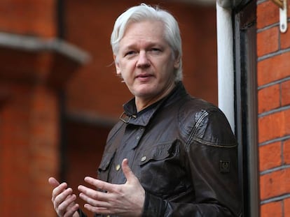 Julian Assange, al que se ha relacionado con las campañas rusas en las redes, habla a los medios desde la Embajada de Ecuador en Londres en mayo pasado.