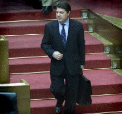 José Luis Olivas entró solo en el pleno que votó su investidura como presidente de la Generalitat.