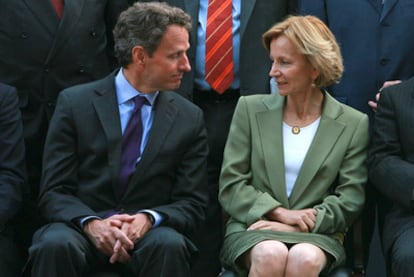 Geithner conversa con la ministra española de Economía, Elena Salgado, durante la reunión del G-20.