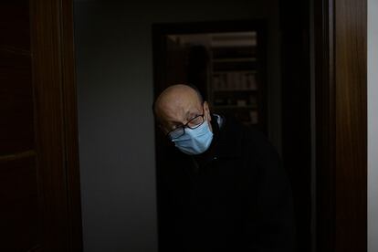 Nigo Ghosian tiene 70 años y es paciente de cáncer. A pesar de ser dueño de una farmacia junto a su sobrino, no puede traer las medicinas a su negocio por la tremenda crisis económica en la que está sumergida el Líbano.