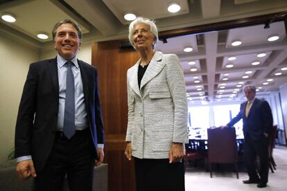El ministro de Hacienda de Argentina, Nicolás Dujovne, y la titular del FMI, Christine Lagarde, reunidos en Washington, el jueves.