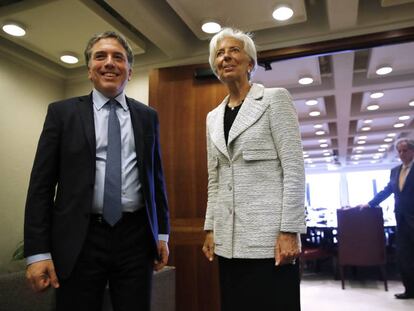 El ministro de Hacienda de Argentina, Nicolás Dujovne, y la titular del FMI, Christine Lagarde, reunidos en Washington, el jueves. 