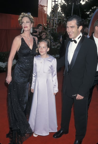 Estrenarse en una alfombra roja en la preadolescencia no es tarea fácil y menos de la mano de dos estrellas como Melanie Griffith y el que fuera su padrastro, Antonio Banderas. No podemos decir que Dakota Johnson saliera airosa en ocasiones como esta, ataviada con maxivestido de raso y torera a juego, pero quizá aquel fue el entrenamiento perfecto para convertirse hoy en una de las actrices más elegantes y acertadas de cualquier evento que pisa. 