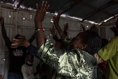 “La policía ha disparado a mucha gente desde que se impuso el toque de queda. Incluso aquí en Nairobi muchos han sido abatidos sin piedad”, denuncia Betty con un dolor resignado. Días más tarde, le pidió a su madre que no perdiera el tiempo en comisarías ―donde le pendían 5.000 chelines (unos 37 euros) para “investigar” el caso― y comenzó a juntar dinero aquí y allá para pagar la matrícula escolar y los uniformes de sus sobrinos.