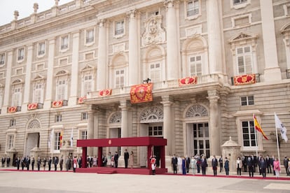 Don Felipe y doña Letizia reciben al presidente de la República de Corea y su esposa con honores militares frente al Palacio Real. Hacía más de dos años, desde febrero de 2019 cuando recibieron al entonces presidente de Perú, que los Reyes no realizaban un evento de este calibre.