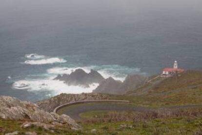 Al faro de Punta Candieira se llega por una carretera retorcida y llena de curvas por la que conviene circular siempre como si se tratara de la primera vez.