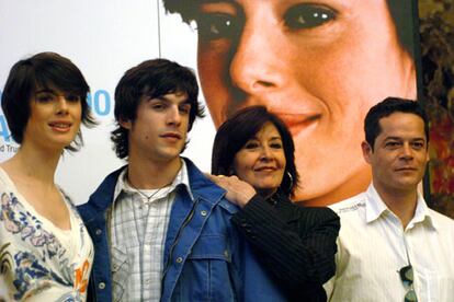 Pilar López de Ayala, Alejo Sauras, Concha Velasco y Jorge Sanz, protagonistas <i>Bienvenido a casa.</i>