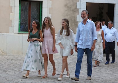 El tradicional despacho veraniego con el presidente del Gobierno también cambia de escenario y tendrá lugar este martes en el palacio de La Almudaina de Palma. Está previsto que el Monarca reciba a Pedro Sánchez a partir de las 12.15, en un encuentro que habitualmente se prolonga durante una hora, tras la que Sánchez ofrecerá una rueda de prensa. Se desconoce si posteriormente, como cada año, se quedará a almorzar con el Rey antes de poner rumbo a un paréntesis veraniego.  