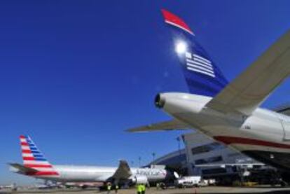 Un avi&oacute;n de la compa&ntilde;&iacute;a US Airways junto a uno de American Airlines