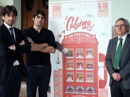 Josep Lluís Moreno, Carlos Madrid y Antonio Ariño con el cartel del festival La Cabina.