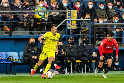 Pedraza conduce el balón ante Kubo.