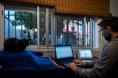 Un hombre realiza teletrabajo desde casa en Sevilla.